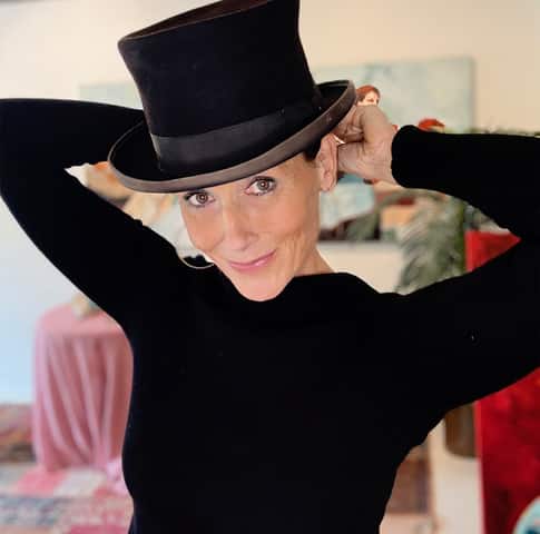 Annika i hög hatt